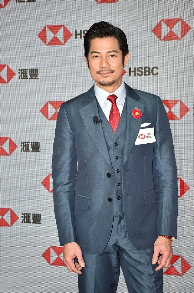 郭富城|56岁郭富城“不服老”，西装造型时髦帅气，和34岁的妻子很般配