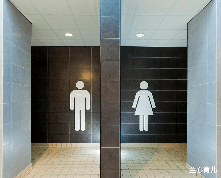 兰心育儿|3岁男孩进入女澡堂，40岁阿姨当场发飙：都被看光了