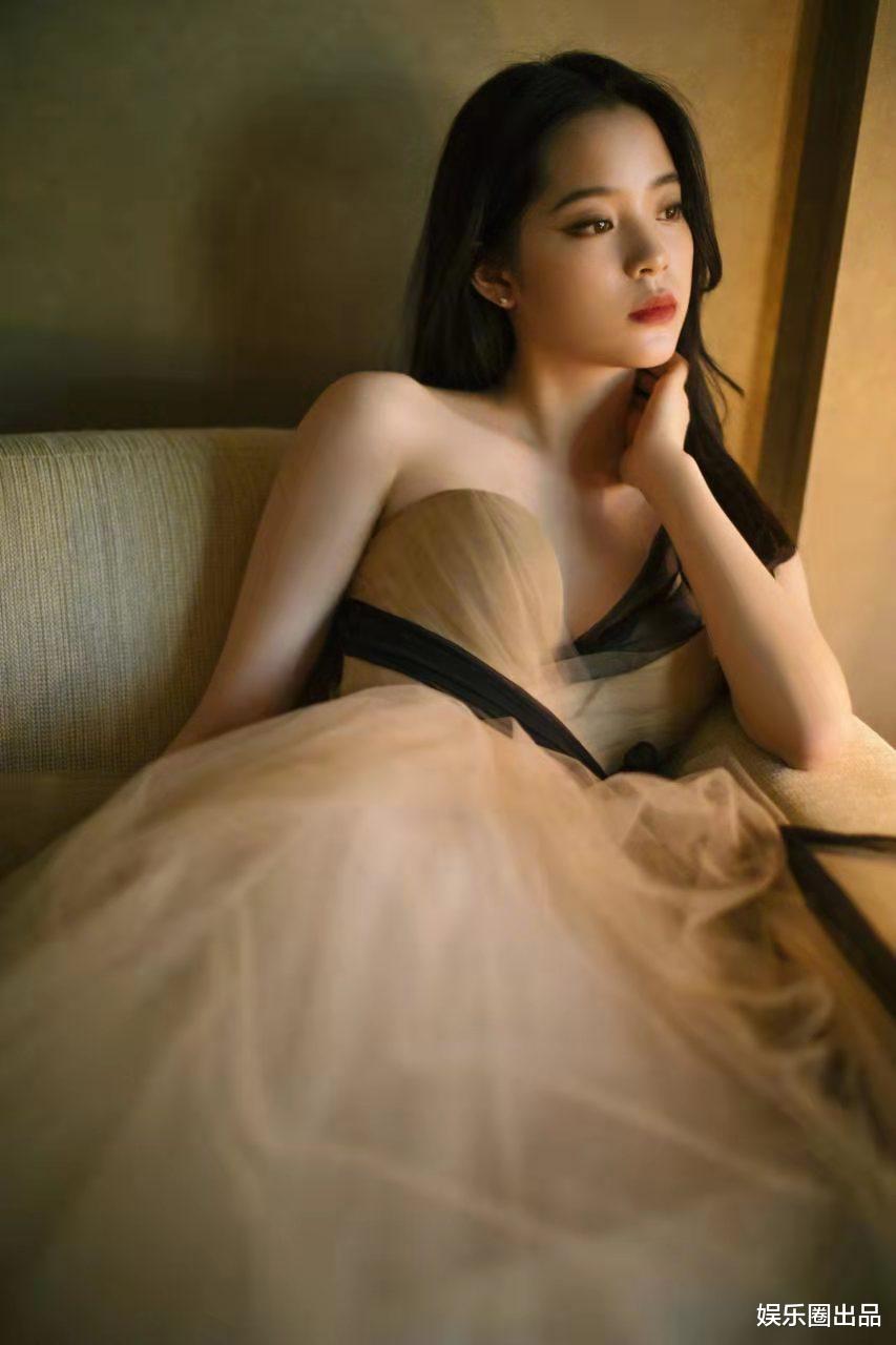 康熙王朝|欧阳娜娜在室内拍大片，谁留意到鞋子的位置，会不会玩一目了然