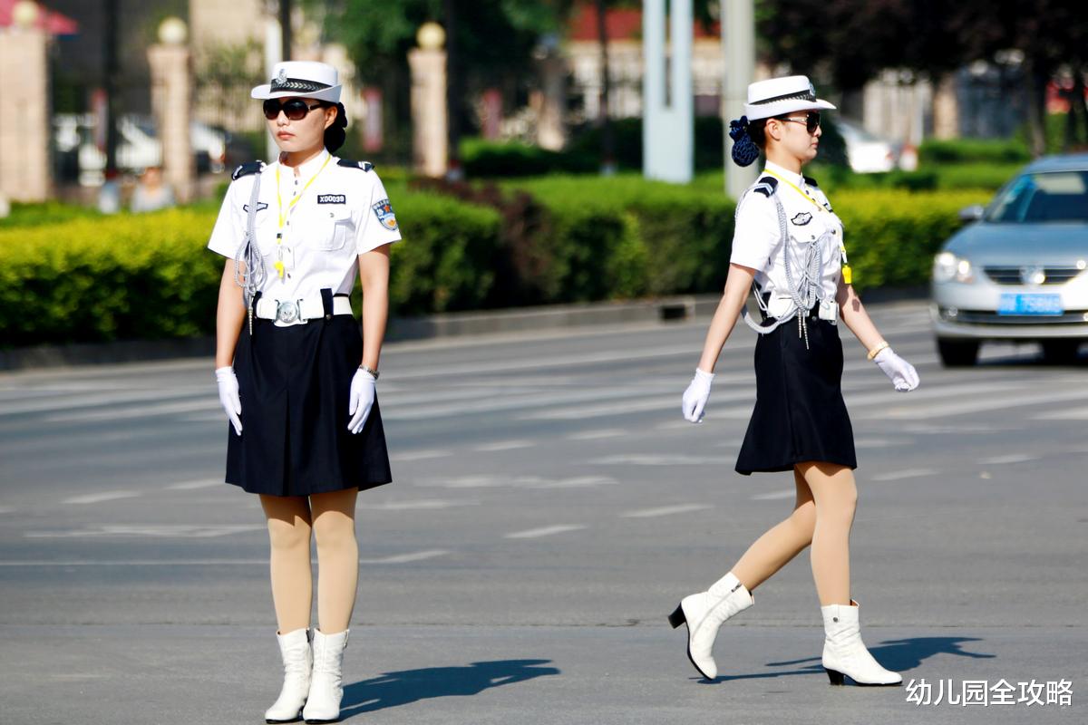 幼儿园全攻略|解决“接送难”问题，中小学放学再延两小时，可新的问题又出现了