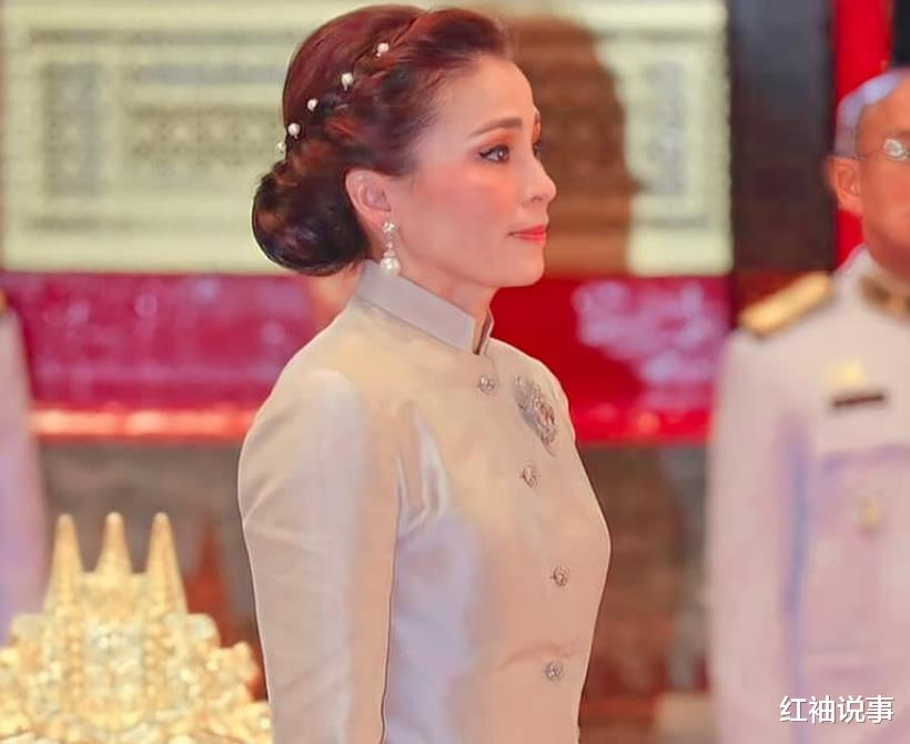 苏提达|王室最新全家福曝光，69岁泰王换成黑白照，苏提达不掩饰笑容