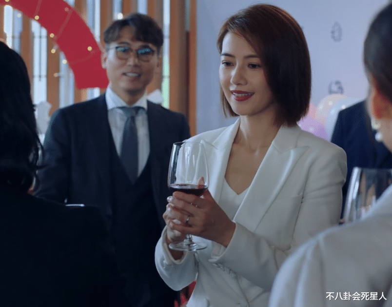 高圆圆|高圆圆新剧首播！两颊微陷眼角下垂依然美，这就是自然老去的魅力