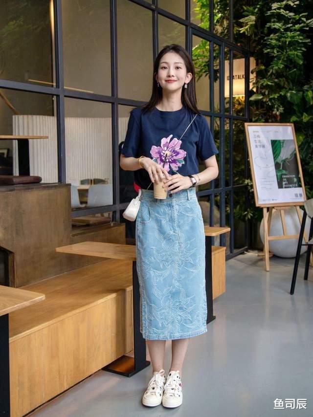 鱼司辰|想变成“商圈精英”的女神，试一试西服搭配波点连衣裙，高贵大气