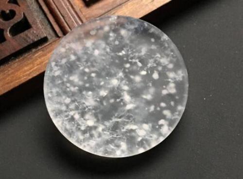 翡翠|2万2买的黄加绿翡翠，放了7天后突然出现大量棉团，泡油石锤？