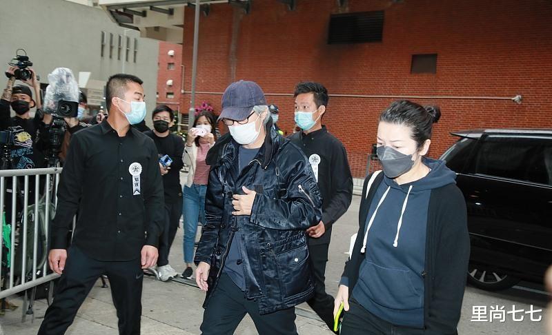 吴孟达|吴孟达丧礼现场，周星驰被助理搀扶显落寞，三婚妻子罕露面真年轻