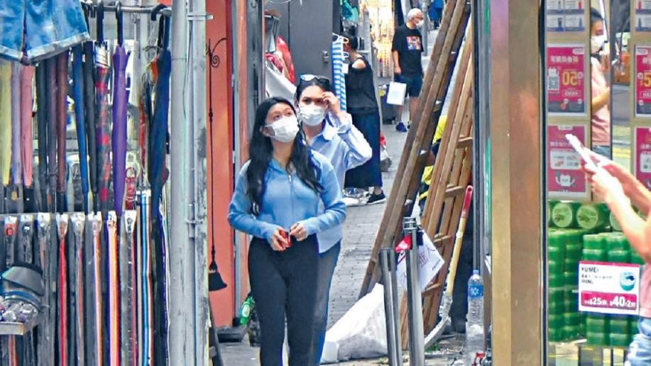 潮流新风 53岁邱淑贞携女儿逛街，穿衬衫配拖鞋随性又时髦，身材比女儿还好