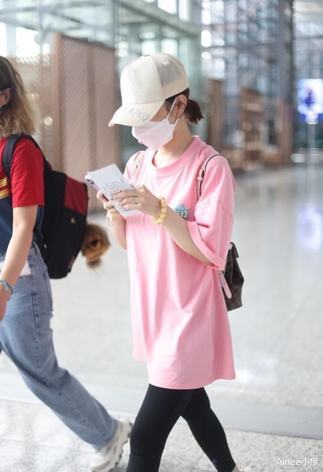 Ainee小屋|潘晓婷的身材看着有点单薄，粉色T恤配瑜伽裤，松垮感太明显