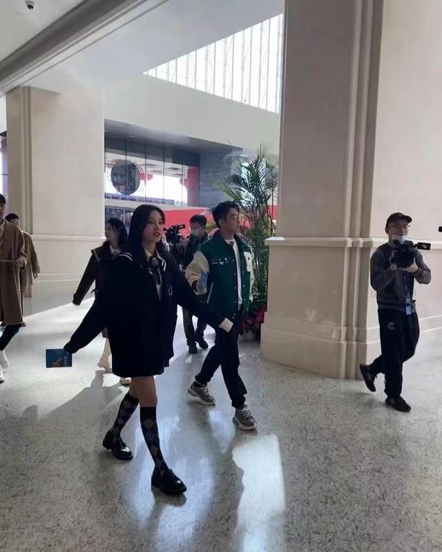 杨洋|在《跑男》播出上，出现了期待《五哈》的弹幕，不仅让我们为他感到尴尬