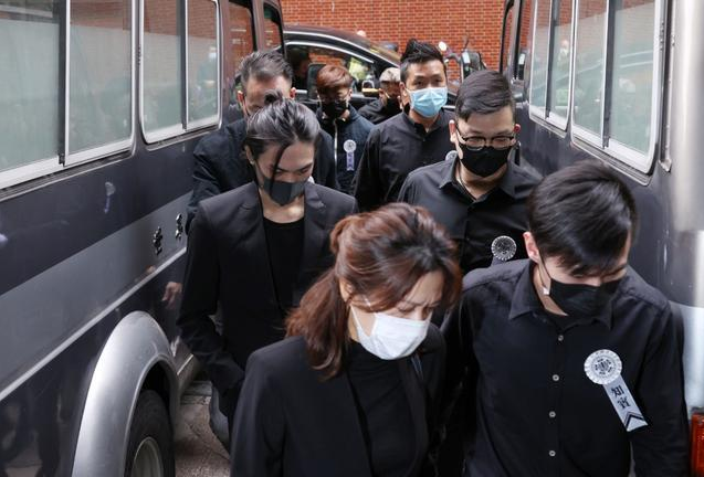 吴孟达|吴孟达出殡现场：爱妻满脸哀伤靠人搀扶，18岁儿子憔悴双眼微肿