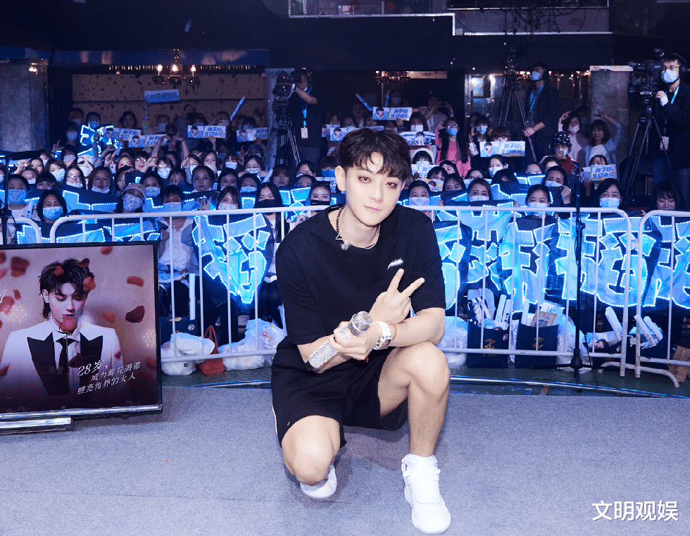 黄子韬|肖战给黄子韬录庆生视频，我却注意两人相互的称呼，关系亲疏很显然