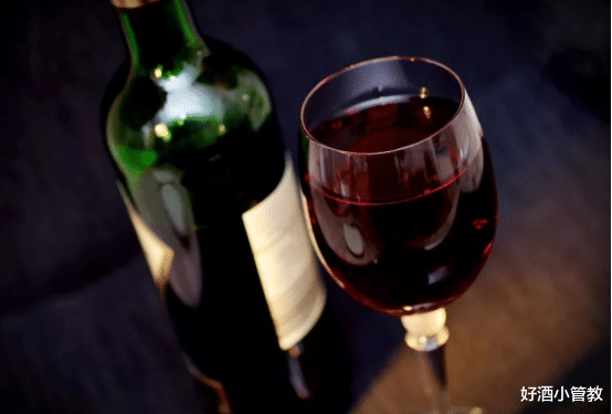 山楂|喝红酒时,为何都是用高脚杯?塑料杯不行吗?网友:塑料杯你试试