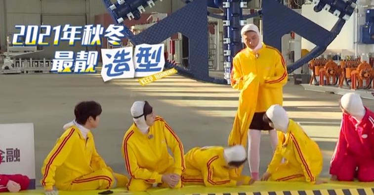 秦霄贤|宋雨琦秦霄贤同台游戏，镜头拉近之后，才知道谁是“女团腿”