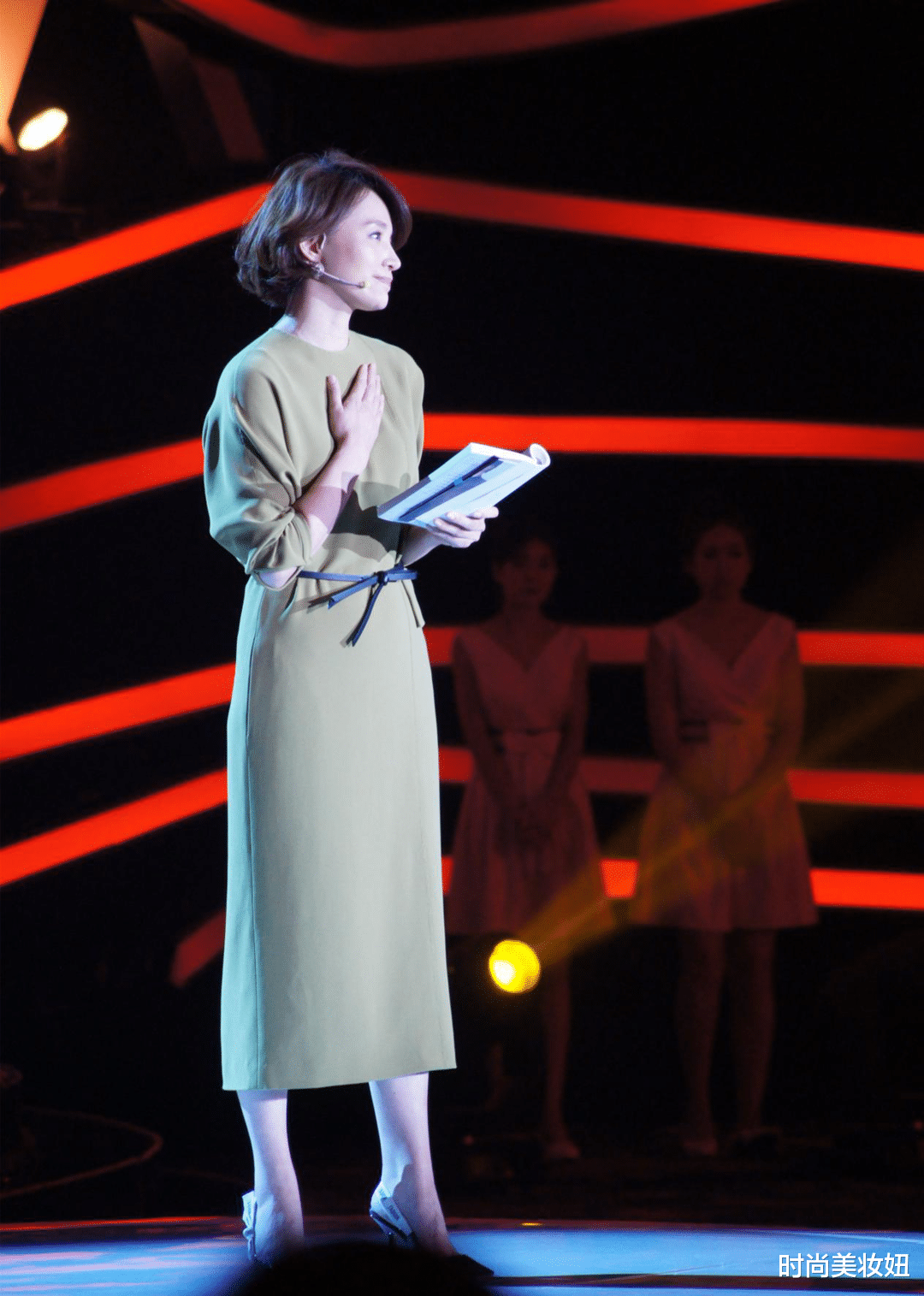 运势|董卿自带“贵族”气质，驼色连衣裙穿出大牌范，藏不住的高级感