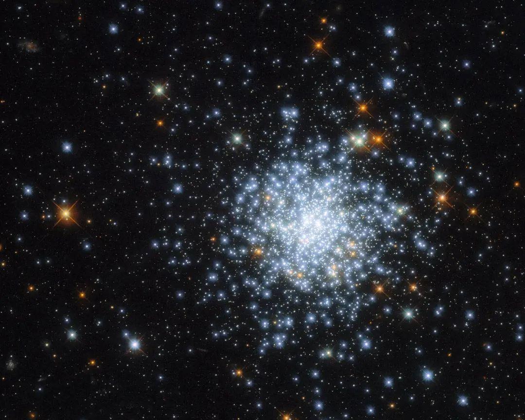 星团 哈勃望远镜拍到一个特殊的星系，但它却不是真正的星系！