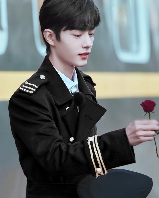 肖战|内地十大金曲人气王揭晓，肖战榜上有名，官方直呼才华横溢