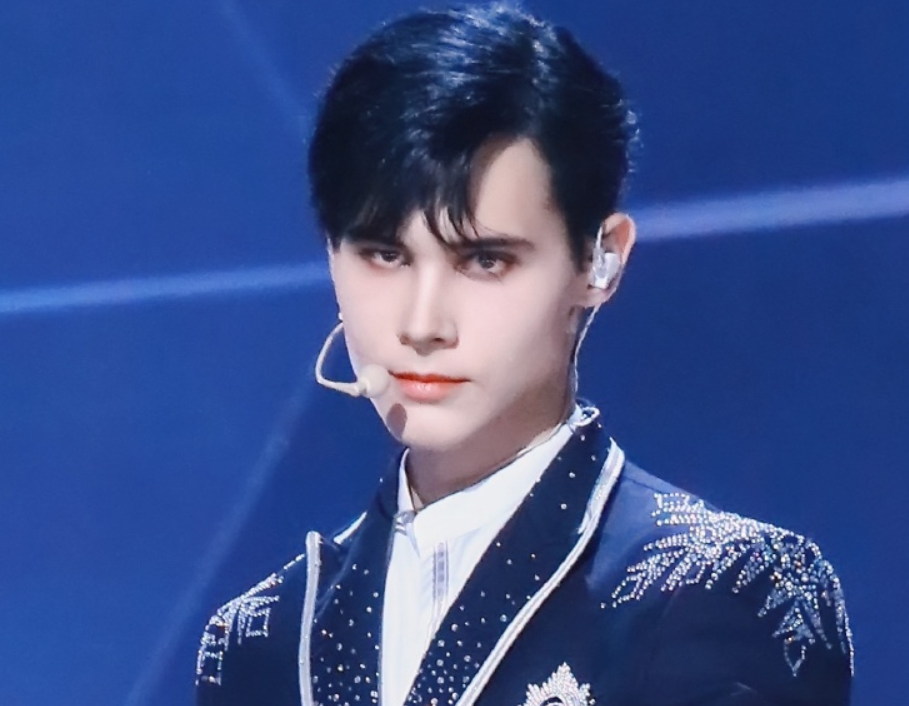 李大能耐 笋丝后悔没让利路修出道，在机场被围堵后，利路修竟淡定自拍