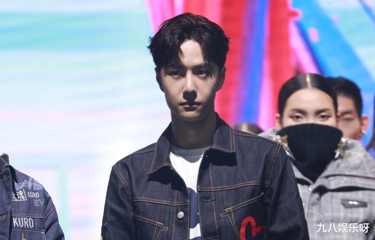 王一博|王一博参加大秀，身边竟然坐着布布，友情延续到节目外让人羡慕