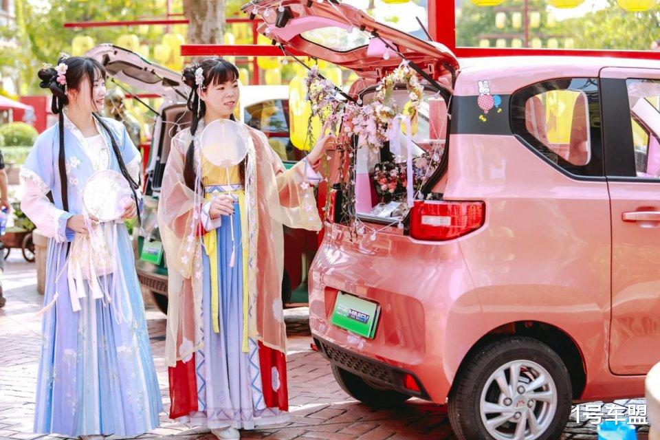 1号车盟 百台宏光MINIEV齐聚厦门方特,跨界破圈,打造“大人们的小乐园”