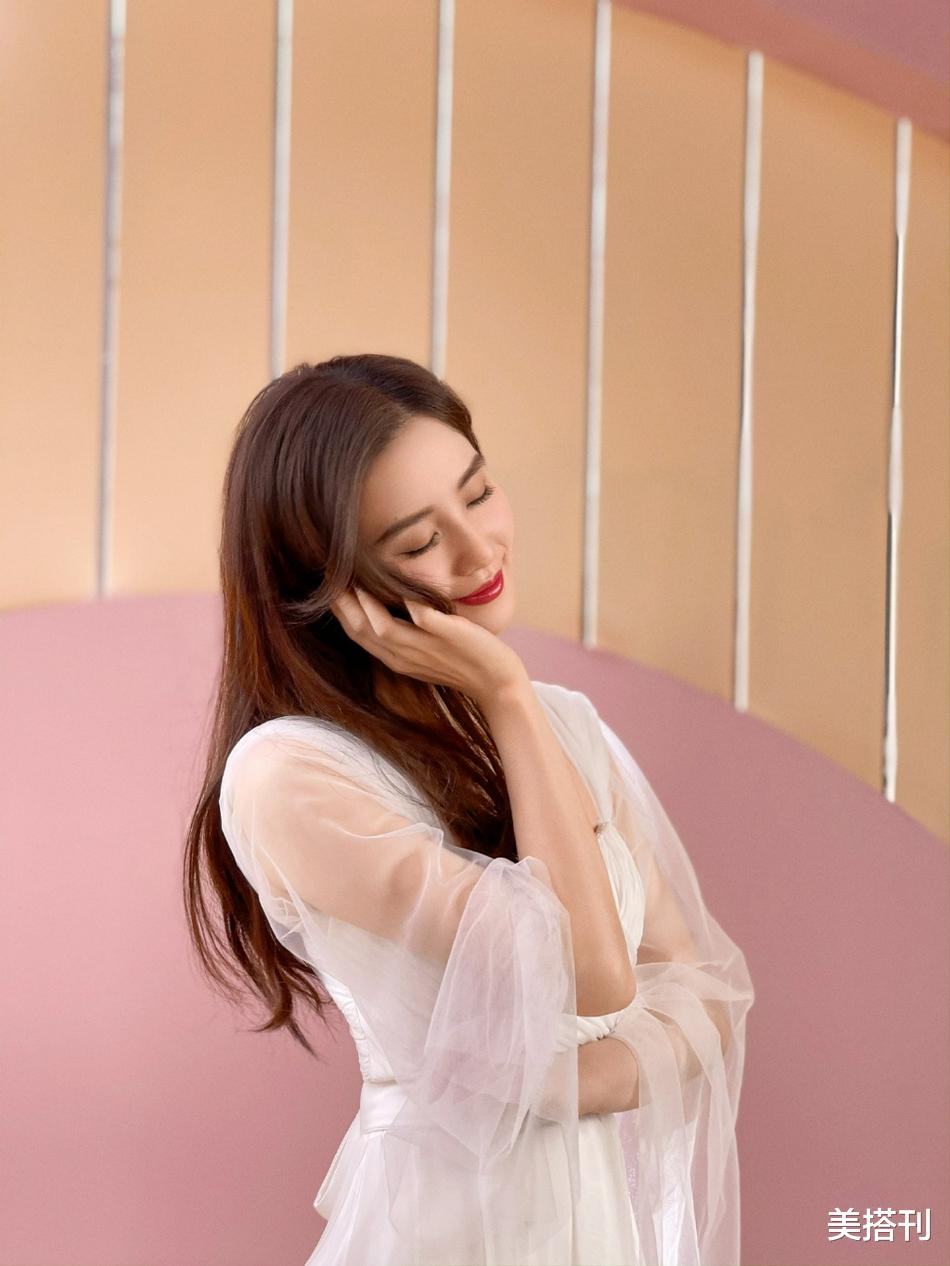 刘诗诗|刘诗诗就应该多多穿白裙，最新广告花絮变小仙女，气质舒适又高级