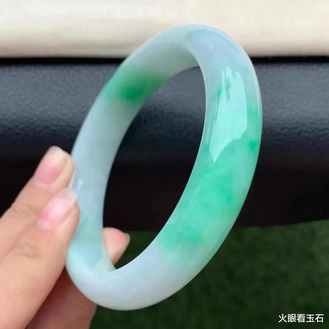 翡翠手镯|为孝敬丈母娘，小伙找微商花4.5万买支翡翠手镯，鉴定后却值300块