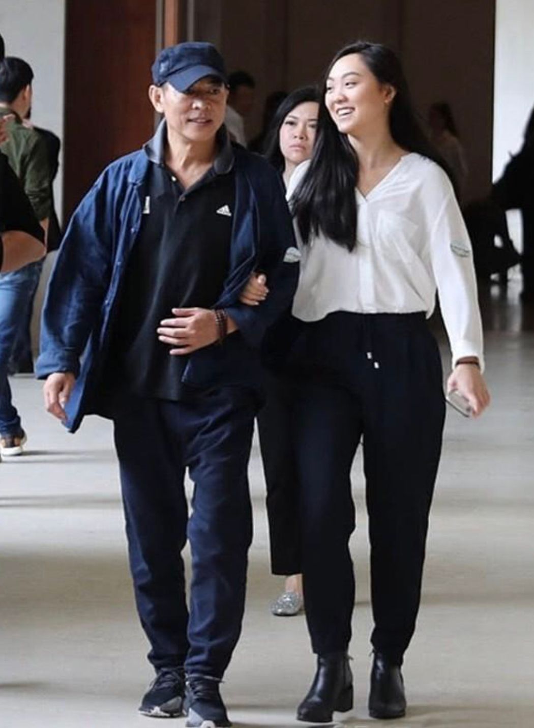 潮帮先生 李连杰真老了不少，穿休闲装一脸皱纹，旁边21岁女儿身高也超过他