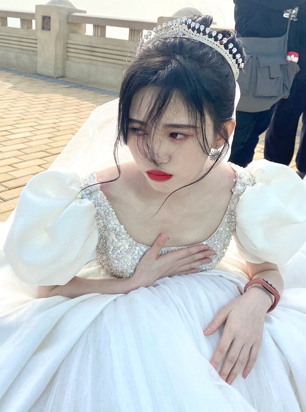 鞠婧祎|鞠婧祎穿婚纱走哪“捂”哪,当她挪开手的那一刻,粉丝疯狂截屏