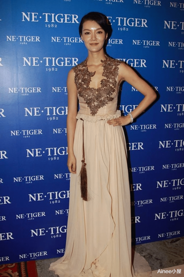 车晓|淡妆比浓妆更高级，同穿裸色裙的刘涛车晓，看起来真不一样