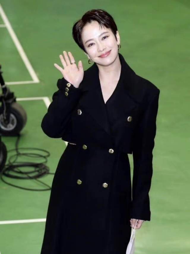 宋智孝|40岁韩国女神红毯造型翻车，短发被指撞脸蒋雯丽，网友直呼认不出