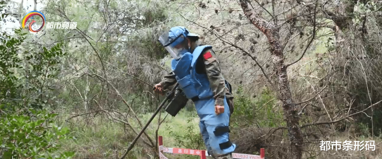 都市条形码 上雷场穿雷区扫地雷 好样的维和女扫雷作业手