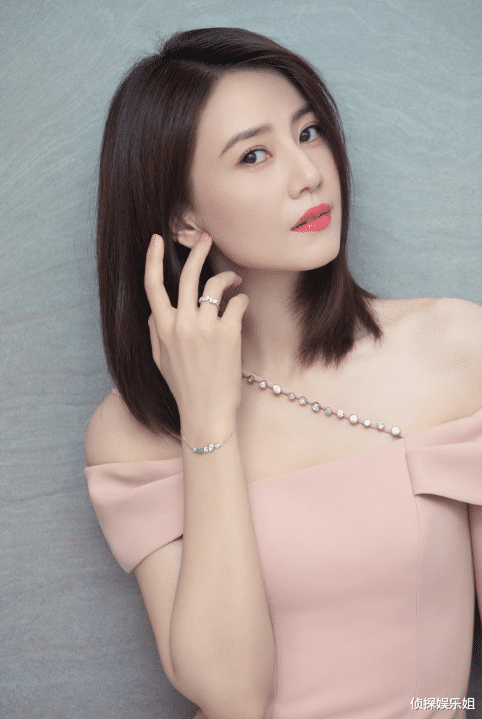 高圆圆|42岁高圆圆穿粉色鱼尾裙亮相，生图下颜值身材耐打，比精修还美