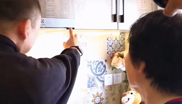 1家3口蜗居16㎡房，睡在柜子里灶台旁是马桶？网友：咋住