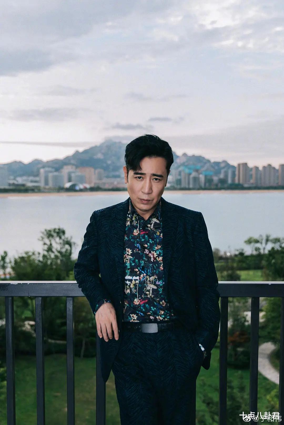 于和伟|于和伟：喝大姐奶水长大，穷小子翻身成明星，与妻子恩爱20多年