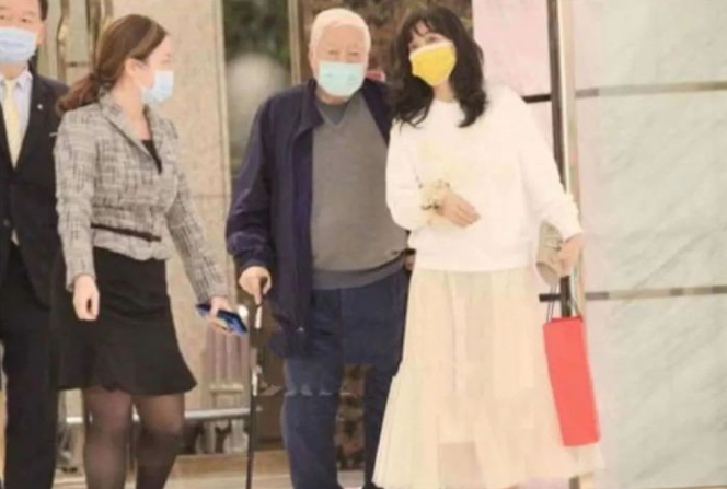 李靓蕾|原来李靓蕾亲妈才是“鉴渣鼻祖”，她挑男人的眼光，比李靓蕾还差