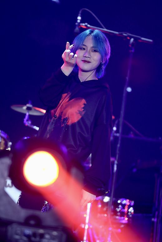 BiuFashion|窦靖童妹妹也十分有个性，窦佳嫄运动风配“混血”美瞳，可盐可甜