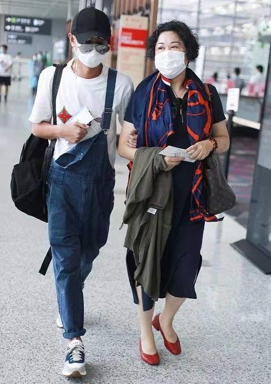 八只爪的猫 文章罕见带妈走机场,穿背带裤只系一根带子真调皮,妈妈卷发挺潮