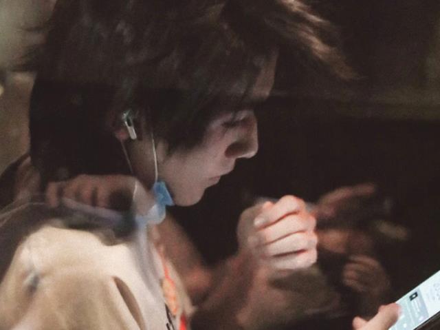 宋亚轩|以为宋亚轩字如其人，可看了他握笔姿势，这确定尊重学生迷妹？