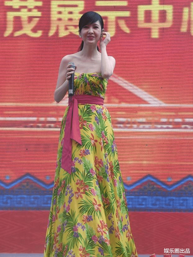 周慧敏|周慧敏商演照火了，穿抹胸裙登台比例傲人，素颜出镜嫩如少女