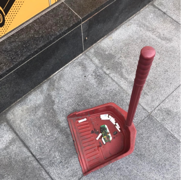 保安|47岁男星退圈当保安！工作12小时不觉辛苦，皮鞋脱胶都舍不得扔