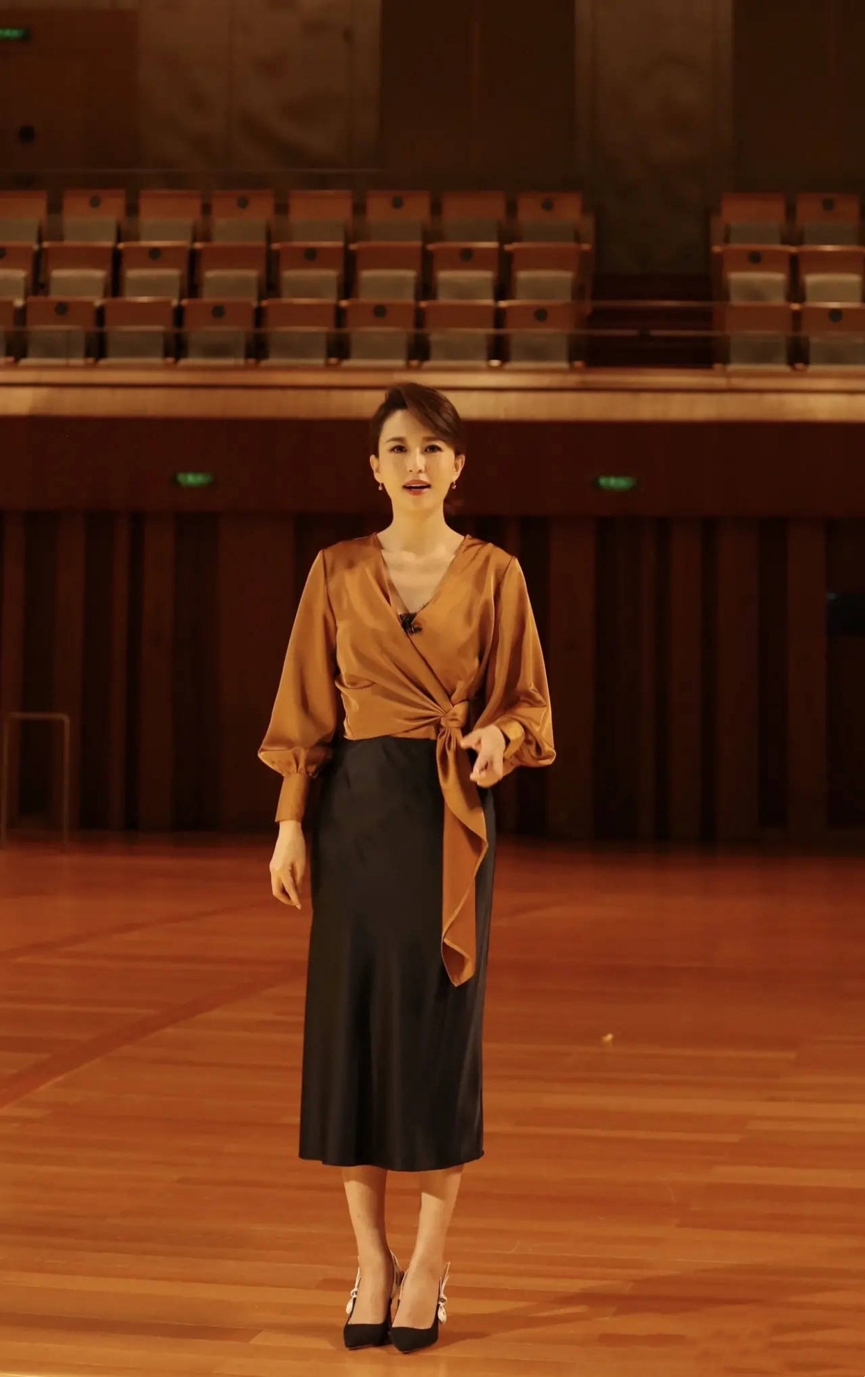 哚乐Like时尚 张蕾的优雅总是那么高级，浅灰色套装配草编小礼帽，人比花娇俏