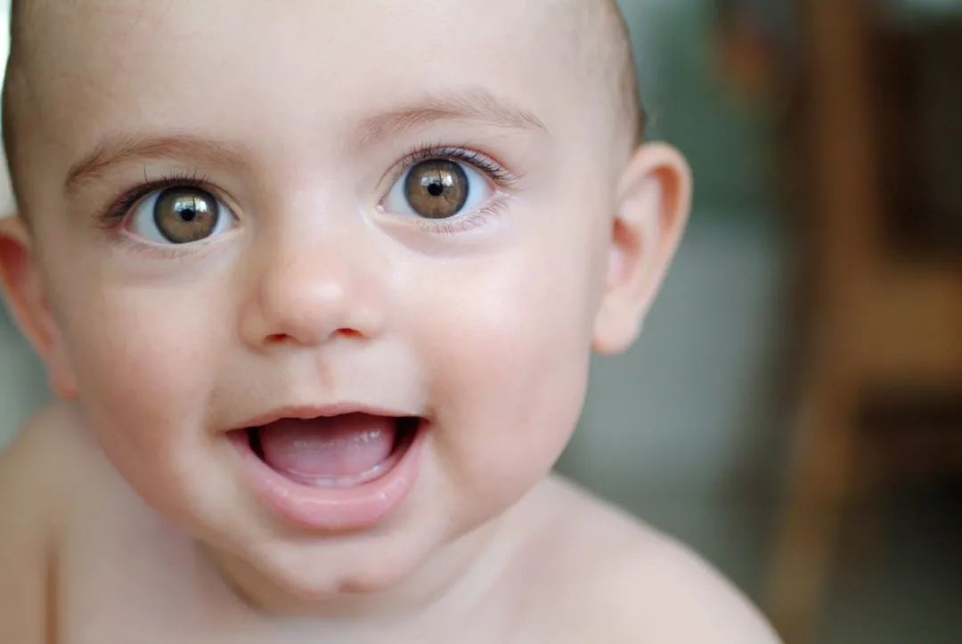 饭饭妈妈育儿|宝宝多大能听懂大人的话？到了这个月龄，你在孩子面前说话要注意