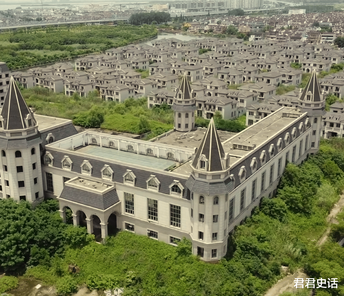 别墅|江苏常熟，上百栋豪华别墅群全部被废弃，开发商投资近20个亿准备打造一流温泉度假村，没想到刚刚盖好就被荒废