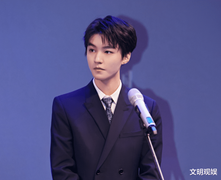 郑秀晶|22岁王俊凯出席活动，穿海军蓝西装亮相，有成年人内味儿了