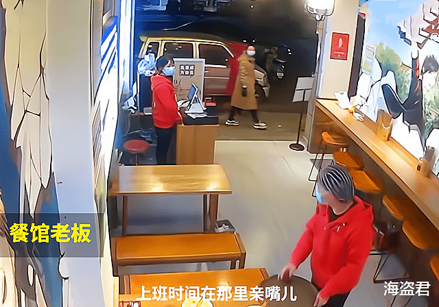 成都一餐馆,女收银员蹑手蹑脚抱住男后厨,两人互亲一口迅速分开
