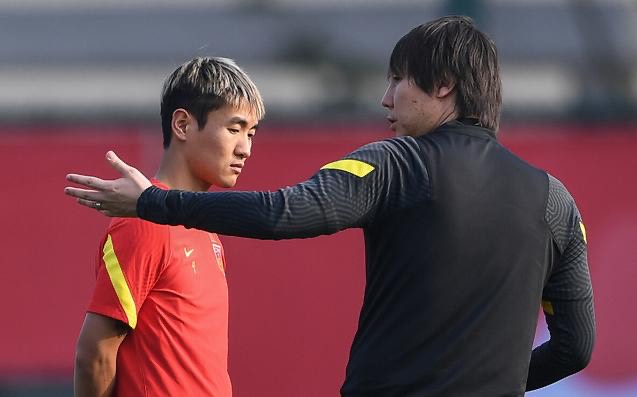 李鐵|國足首戰(zhàn)時(shí)間敲定，李鐵打造全新三叉戟，歸化頭牌+2本土前鋒亮相