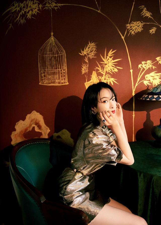 旗袍公馆|宋茜穿鎏金短裙高调亮相，白嫩美腿抢足镜头，到底是女团出身