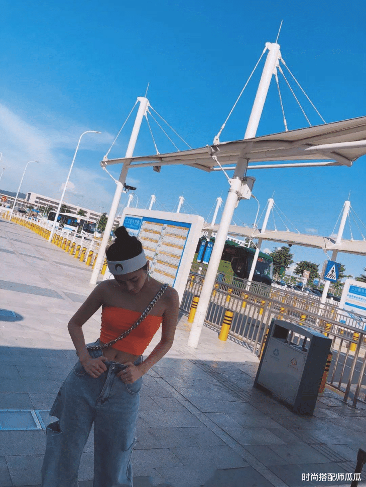 时尚搭配师瓜瓜|?初夏火了一种裤子叫“辣妹裤”，配T恤，衬衫气质又高级，回头率超高