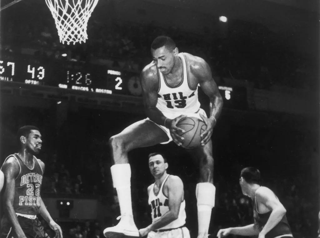 張伯倫|美媒列出了聯(lián)盟歷史上50個(gè)單月場(chǎng)均得分最高的完整列表，現(xiàn)役三人