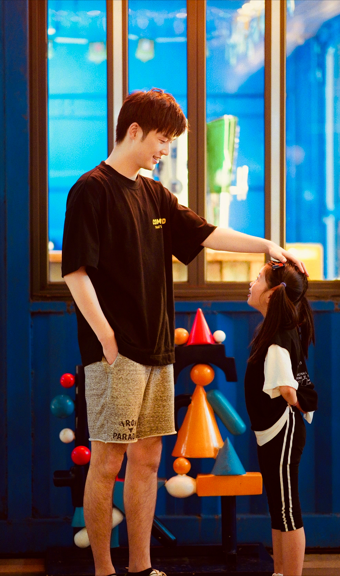 董力|9岁阿拉蕾近照认不出，时隔3年骑董力脖子，董力：你长大了，我也老了