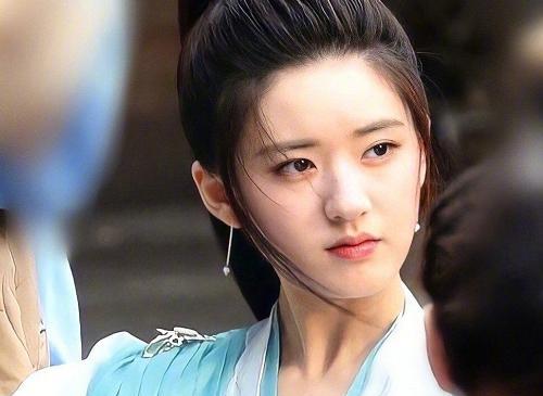 杨洋|165赵露思跟180杨洋搭戏，身高差却反着来，谁谎报了站出来