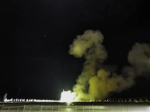 航天员 火箭腾空后，真的有点像龙哦